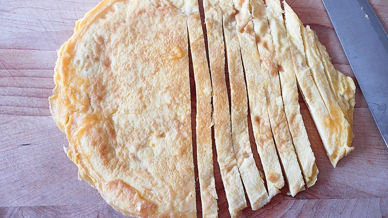 fried egg sliced for kimbap