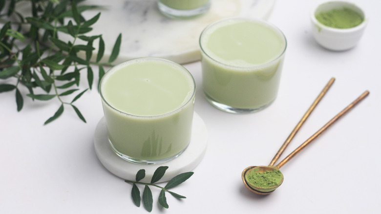 An easy matcha latte in cups