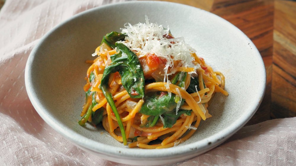 one-pot pasta recipe with spinach and tomatoes