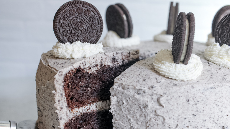 slice of oreo cake