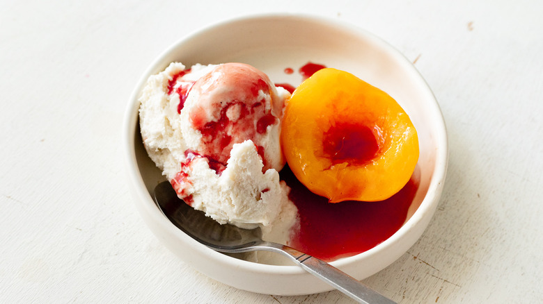 peach melba with raspberry sauce