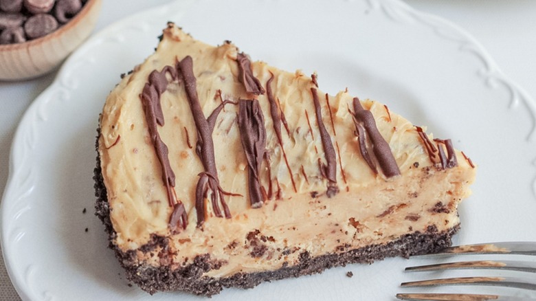 peanut butter chocolate pie slice