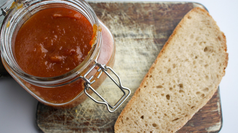 Persimmon jam with bread slice