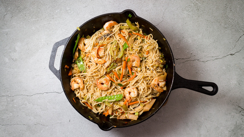 shrimp lo mein in pan