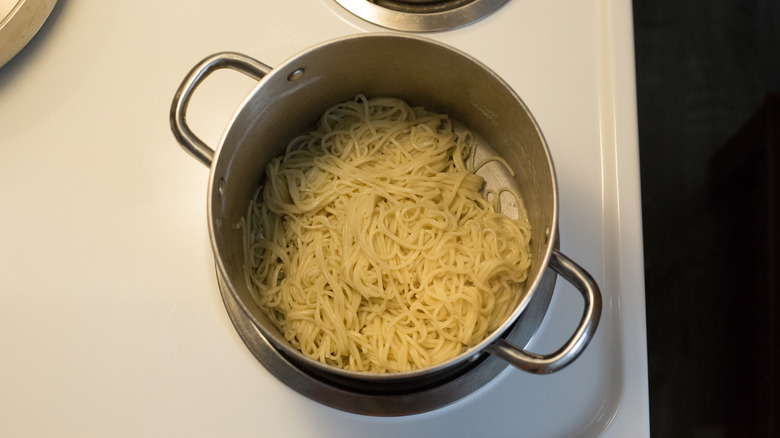 drained noodles in medium pot