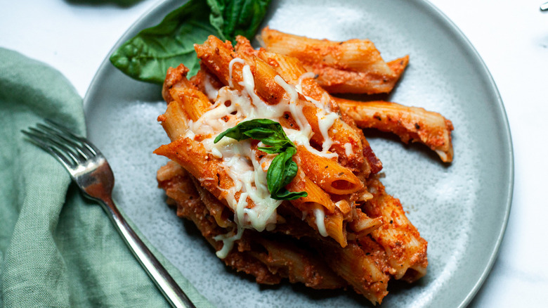 plate of baked ziti