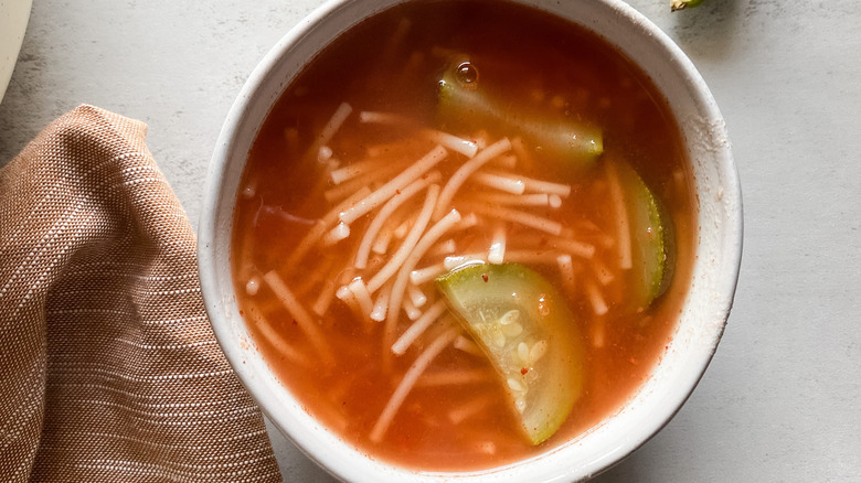 sopa de fideo in bowl