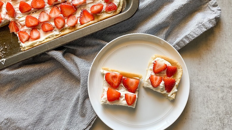 strawberry dessert pizza slices