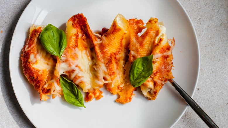 plate of stuffed shells