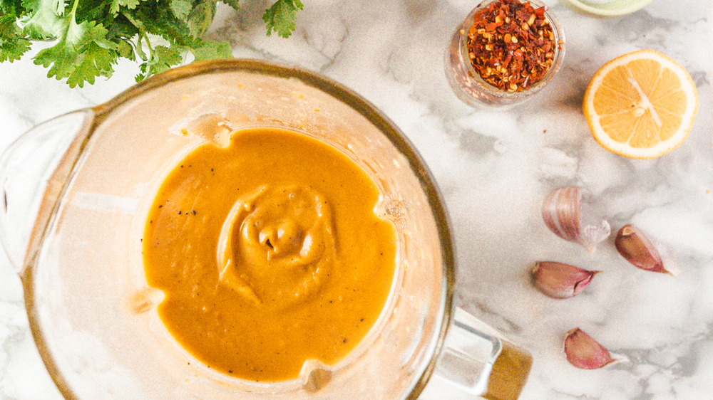 mescolare la zuppa di zucca