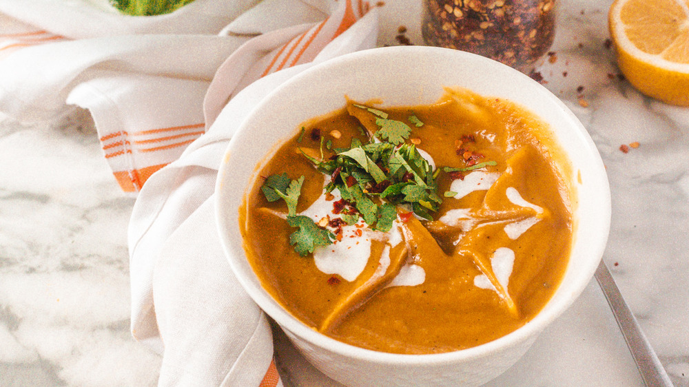zuppa di zucca in una ciotola