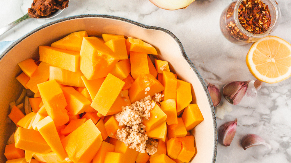 zucca e aglio in pentola per zuppa di zucca