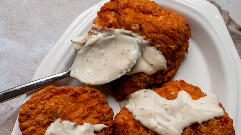 white sauce on fried food