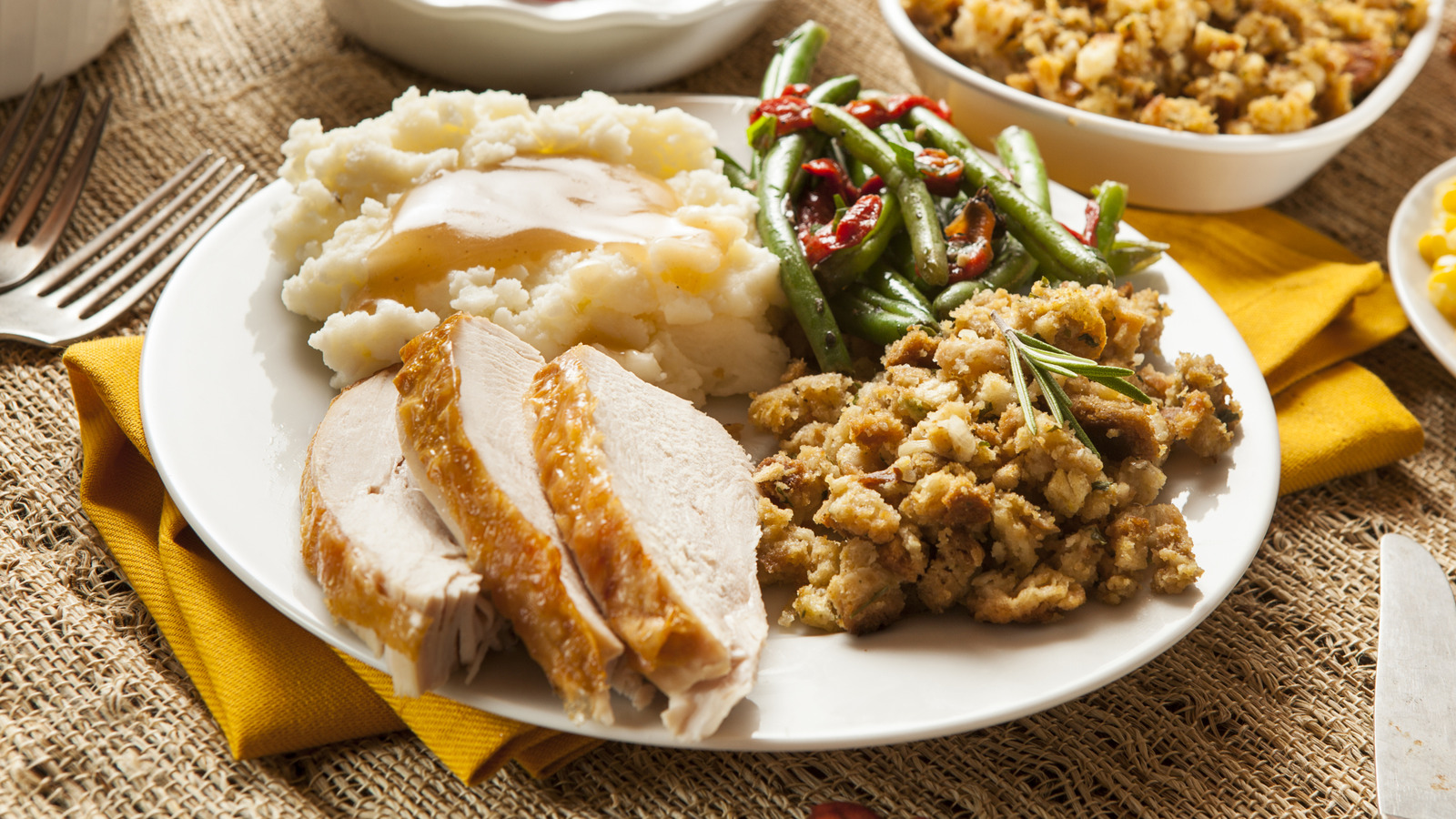 <a href="https://www.mashed.com/1692840/thanksgiving-dinner-stanley-tumbler/" target="_blank">Eat Thanksgiving Dinner On-The-Go With This Stanley Tumbler Hack</a>