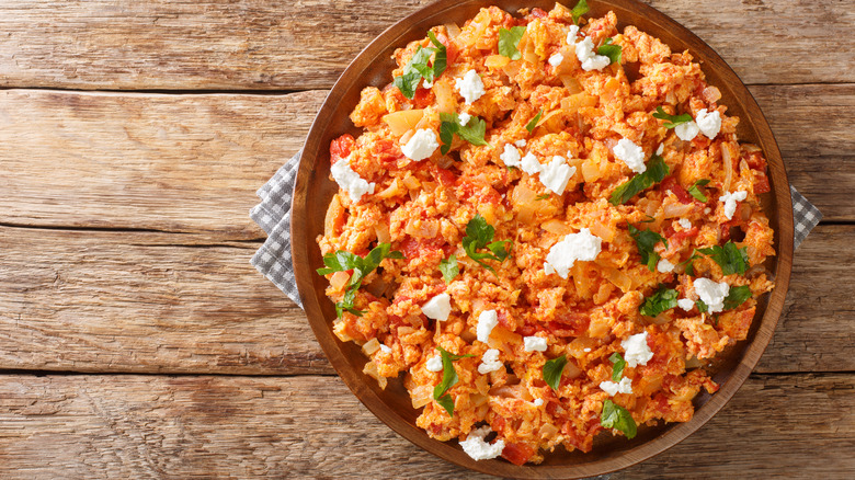 scrambled eggs with tomatoes and feta