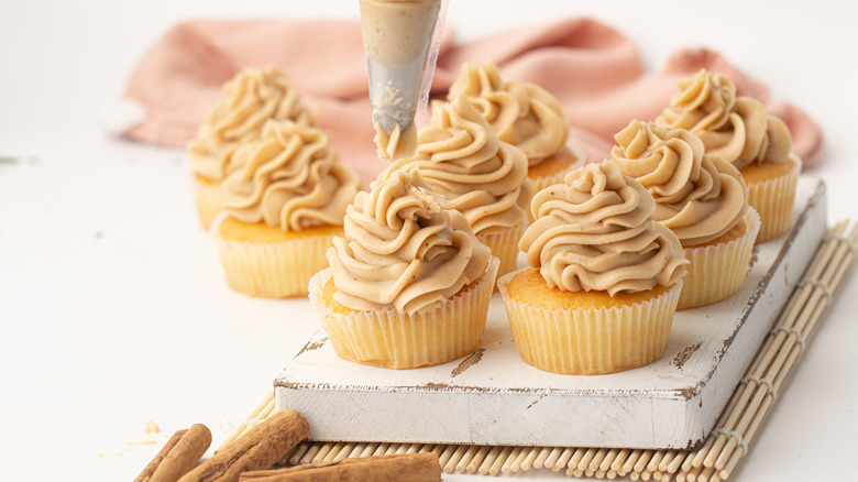 cupcakes with eggnog frosting