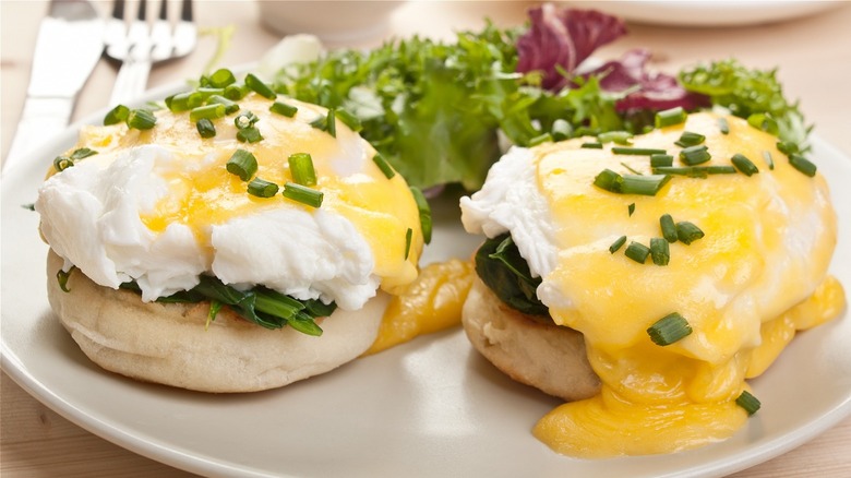 Eggs florentine on plate