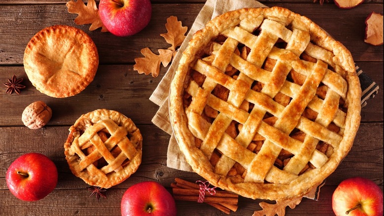 Apple pies and apples