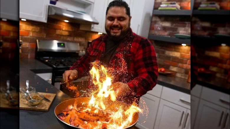 El Guzii cooks fresas flameadas 