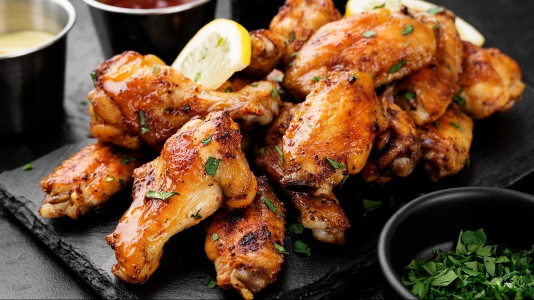 chicken wings with lemon and parsley