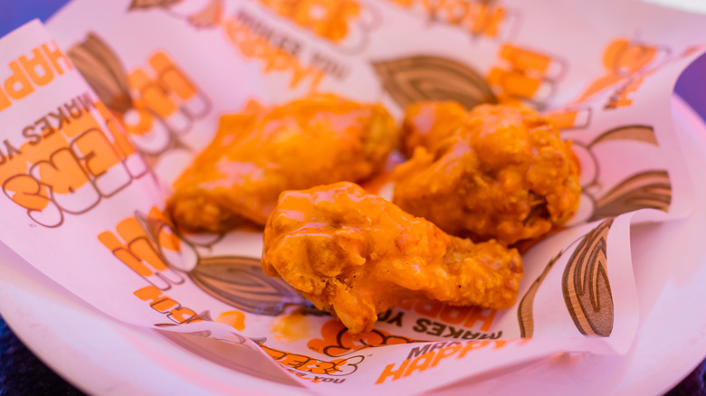Hooters Medium Wing