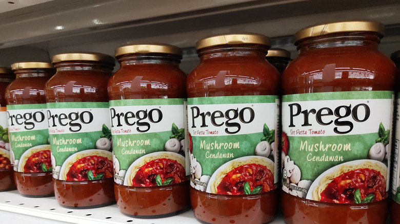 prego pasta sauce on shelf