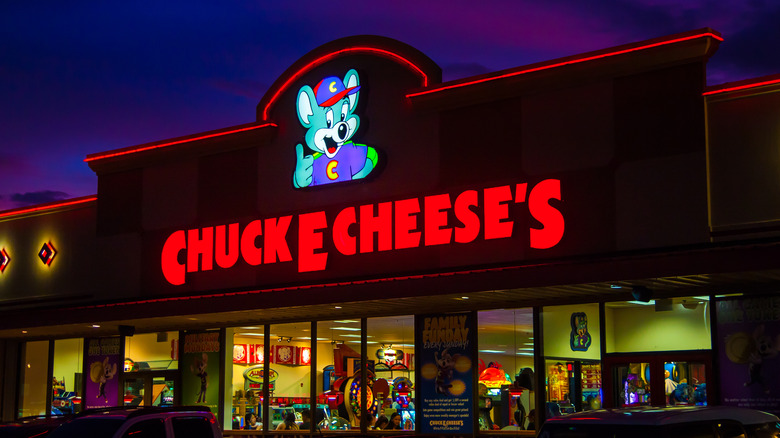 Chuck E. Cheese's exterior at night