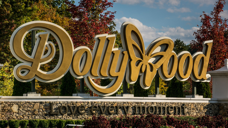 dollywood logo