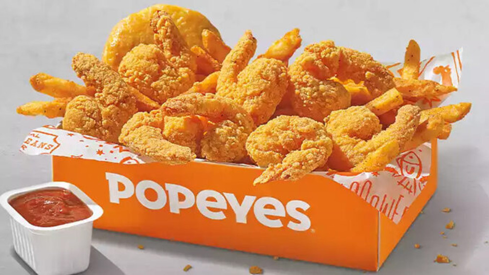 Popeye's Cajun Crispy Shrimp with sauce