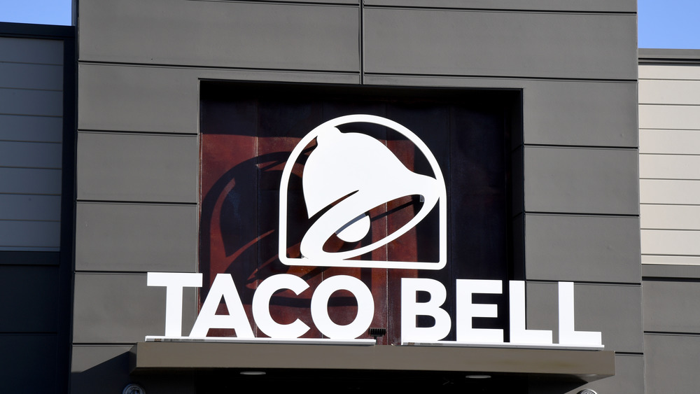 Taco Bell exterior sign