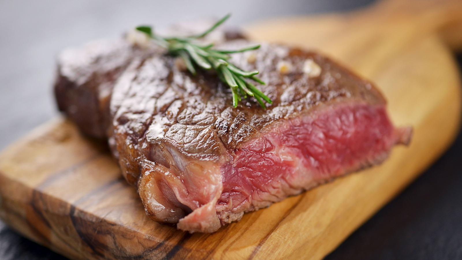 Expert Temperature Tips For Cooking Blue Steak