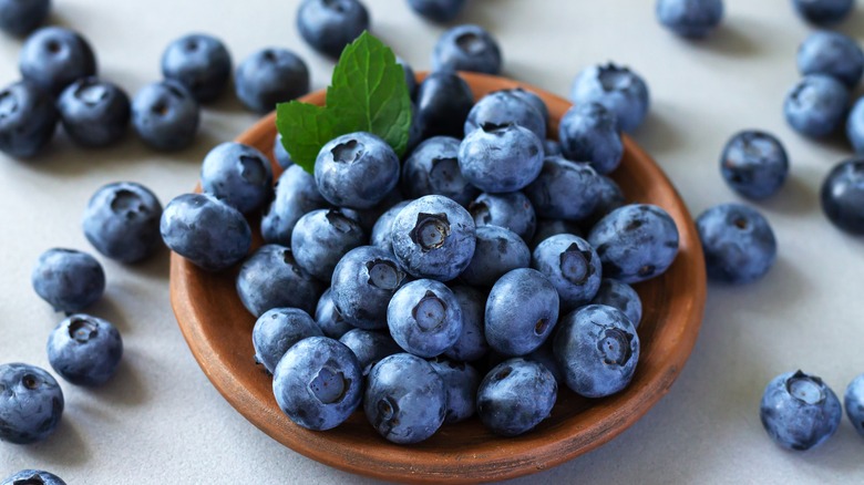 bowl of blueberries