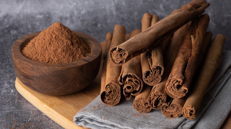 cinnamon sticks and bowl of ground cinnamon 