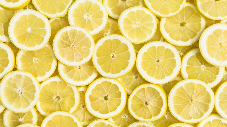 multiple fresh lemon rounds