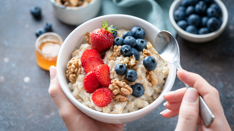 Oatmeal with berries and walnuts