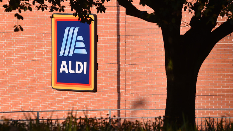 Aldi exterior sign