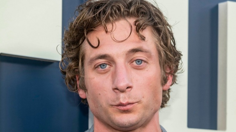 jeremy allen white smiling