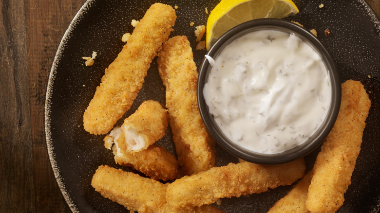 mozzarella sticks w ranch dipping sauce