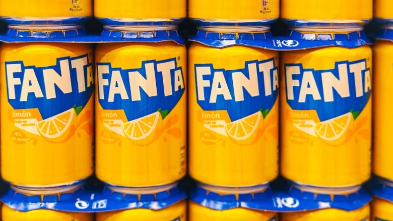 Limón-flavored Fanta cans on shelves