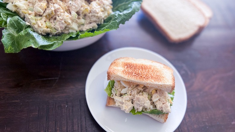 sandwich à la salade de poulet sur toast