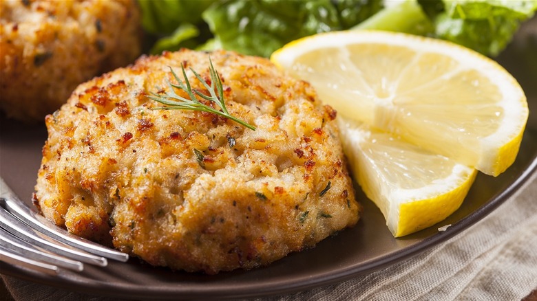crab cakes and lemon slices