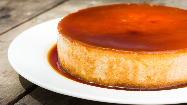 Flan de queso on a plate