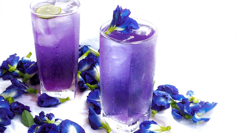 Purple cocktails with flowers