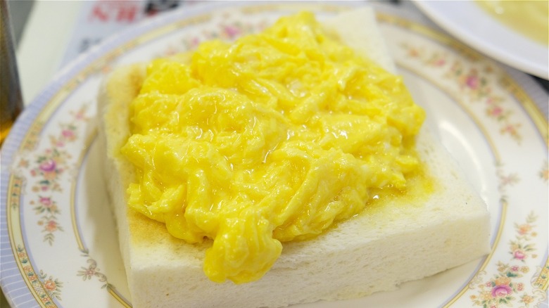scrambled eggs on milk bread