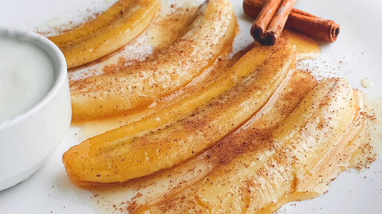 Caramelized bananas with cinnamon on a plate