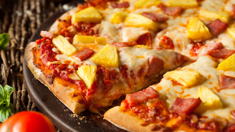 pizza with ham and pineapple 