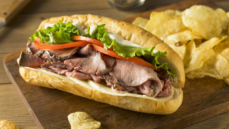 Roast beef sandwich with chips