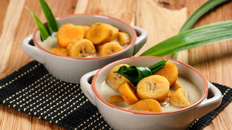 Two bowls of kolak pisang