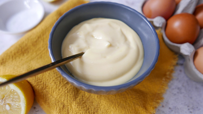 mayonnaise dans un bol 
