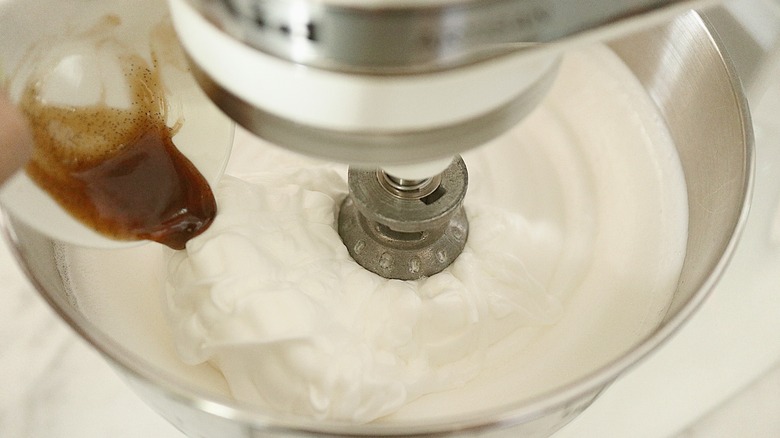   pasta kacang vanila dalam mangkuk